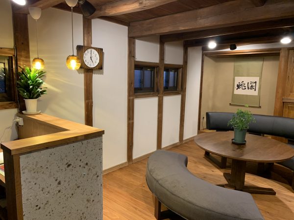 ▲手前にお茶の用意をするカウンター カウンターの壁には大谷石を貼りました 温かみのあるペンダントライトが似合います