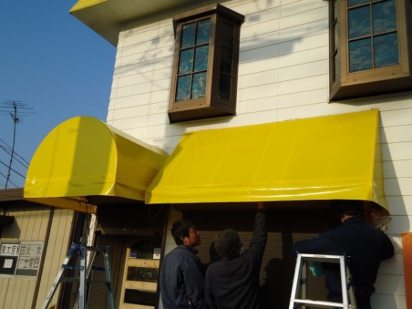 上の屋根と同じ黄色で新しくしました。