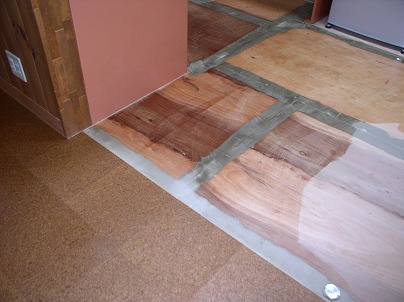 フローリングからコルクへの床の張り替え工事