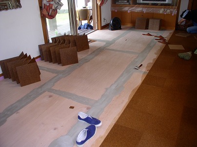 フローリングからコルクへの床の張り替え工事