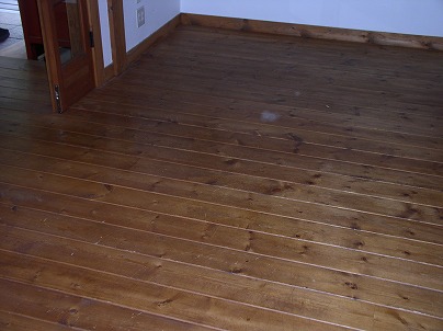 フローリングからコルクへの床の張り替え工事です。 お客様はフローリングの足の感触より、コルクのソフトな感じが気に入られたようで 今回、玄関とLDKをコルクにしようと思われたようです。  厚さ20㎜のパイン材の現況はこんな感じです。